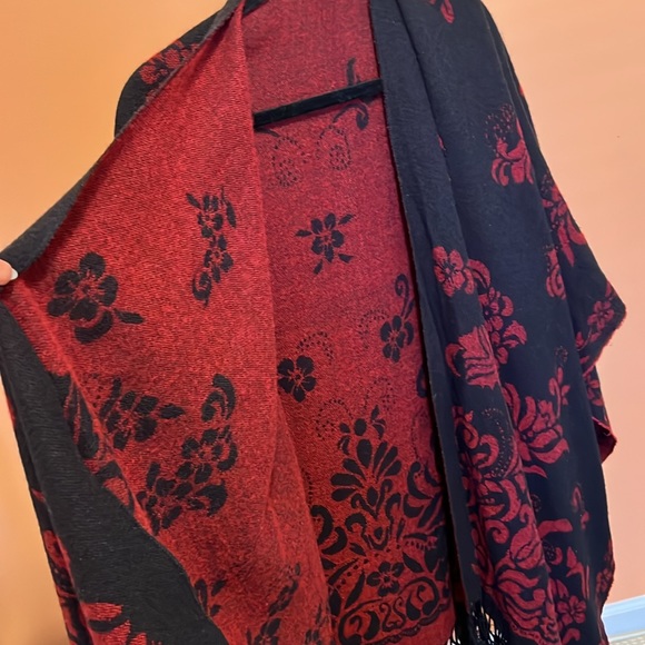 Reversible damasks pattern shawl with fringe One Size - Picture 8 of 8